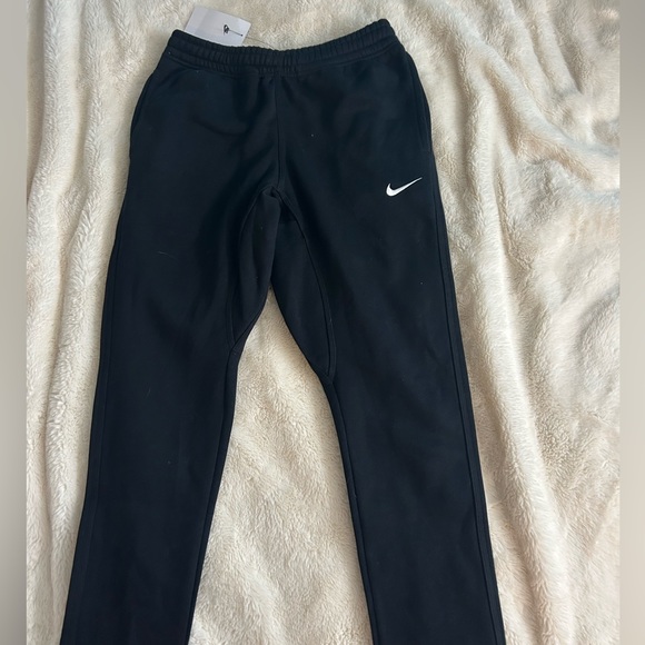 Black Nike joggers standard fit tapered leg - Picture 2 of 2